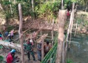 Permudah Akses ke Ladang, Babinsa di Aru Selatan Bangun Jembatan Darurat