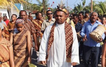 Pastor Resubun Dijemput Secara Adat Sebelum Rayakan Misa Pertama di Aru