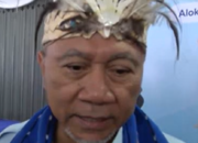 Pakai Mahkota Adat Aru, Menko Pangan Zulkifli Hasan Tinjau Penyaluran Beras di Ambon