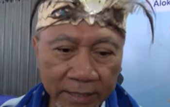 Pakai Mahkota Adat Aru, Menko Pangan Zulkifli Hasan Tinjau Penyaluran Beras di Ambon