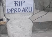 Hari Demokrasi Internasional, SAPA Gelar Aksi Demo Bawa Nisan ‘RIP’ ke DPRD Aru